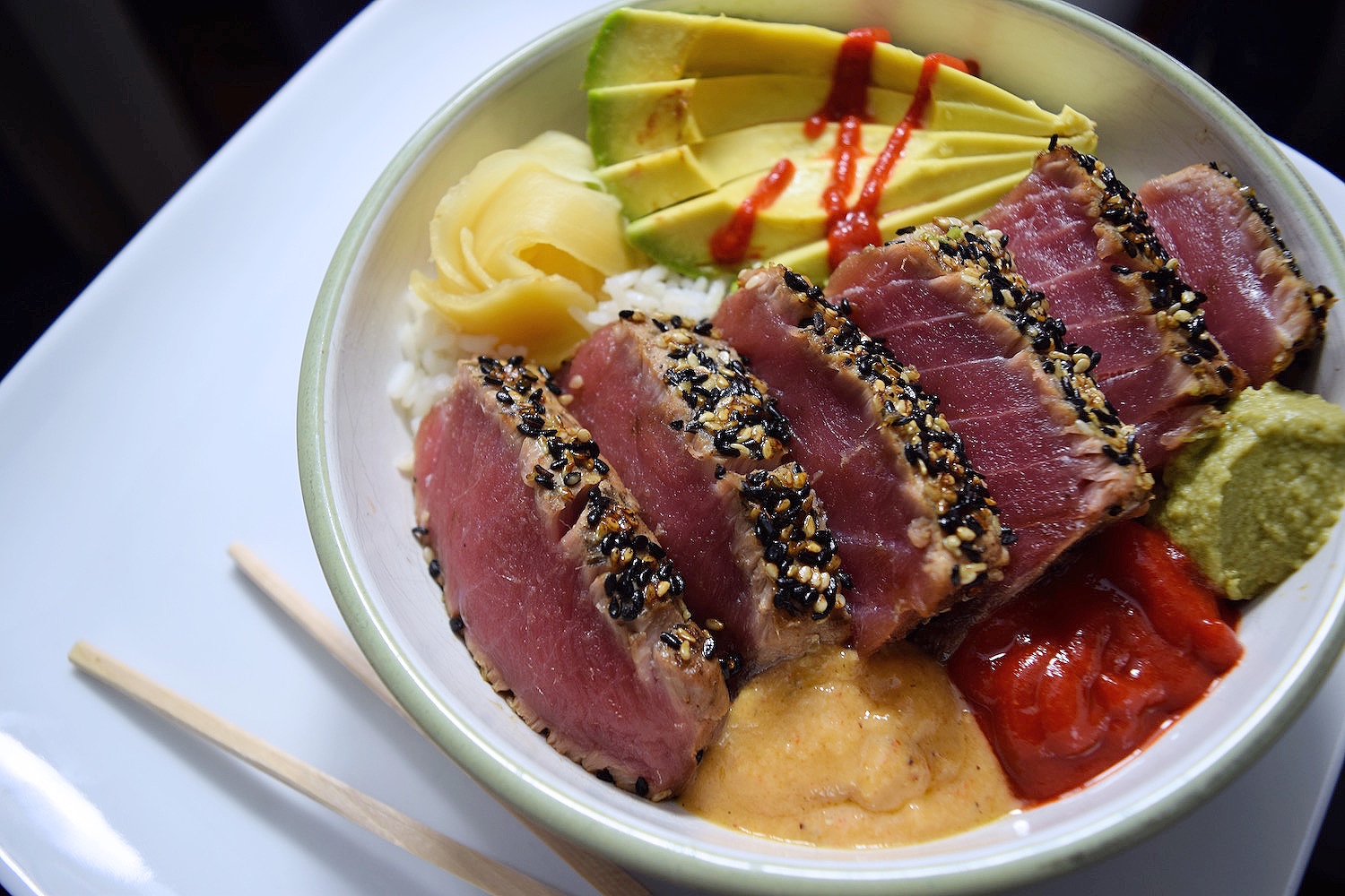 sushi bowl, sushi bowl recipe, tuna sushi bowl, tuna sushi bowl recipe, sriracha tuna, sushi rice bowl, japanese rice bowls, tuna sushi recipe, sushi plates, sushi tuna, rice bowls