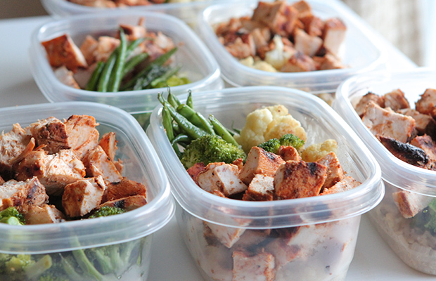 airport eating, healthy eating travel, travel eating, travel food, airport food, healthy airport food, food travel, food shops, airport restaurants, travel snacks, healthy snacks on the go, food & travel